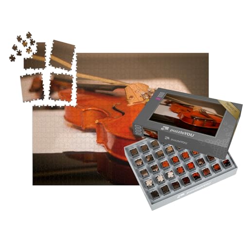 puzzleYOU: SMART Sorted® | Puzzle 1000 Teile leicht gemacht „Geige und Fiedelstock auf dem Klavier“ – aus der Puzzle-Kollektion Musik, Menschen von puzzleYOU