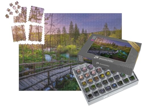 puzzleYOU: SMART Sorted® | Puzzle 1000 Teile leicht gemacht „Holzpfad im grünen Wald bei den Plitvicer Seen, Kroatien“ von puzzleYOU