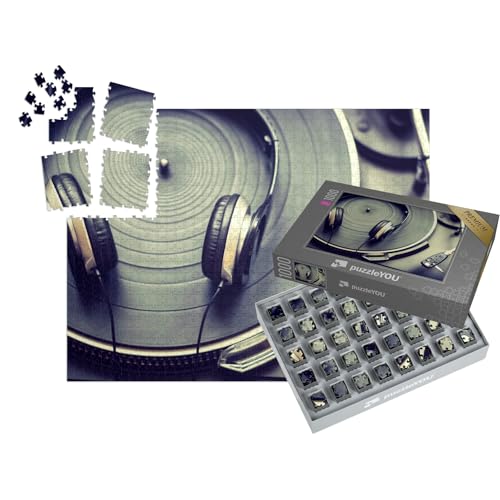puzzleYOU: SMART Sorted® | Puzzle 1000 Teile leicht gemacht „Nahaufnahme eines Kopfhörers auf einem Plattenspieler“ – aus der Puzzle-Kollektion Musik, Menschen von puzzleYOU