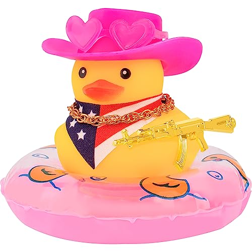 wonuu Auto Gummiente Dekoration, West Cowboy Ente Auto Armaturenbrett Dekoration Zubehör mit Mini Schwimmring Cowboy Hut Schal und Sonnenbrille, A_Pink Vertikaler Schal Love Brille Rosa Ring von wonuu
